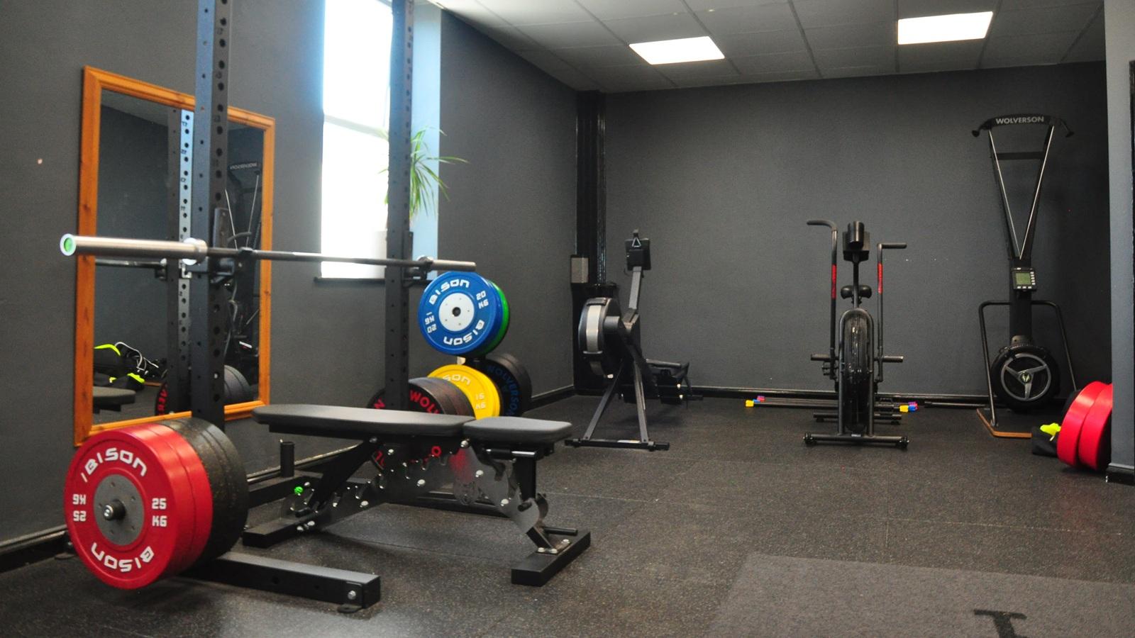 Strength & conditioning rig and weights